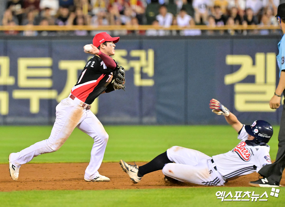 15일 오후 서울 송파구 잠실야구장에서 열린 '2025 신한 SOL Bank KBO리그' KIA 타이거즈와 두산 베어스의 경기, 9회말 1사 1루 KIA 박찬호가 두산 정수빈의 내야땅볼때 여동건을 포스아웃 시킨 후 1루로 송구하고 있다. 엑스포츠뉴스 DB