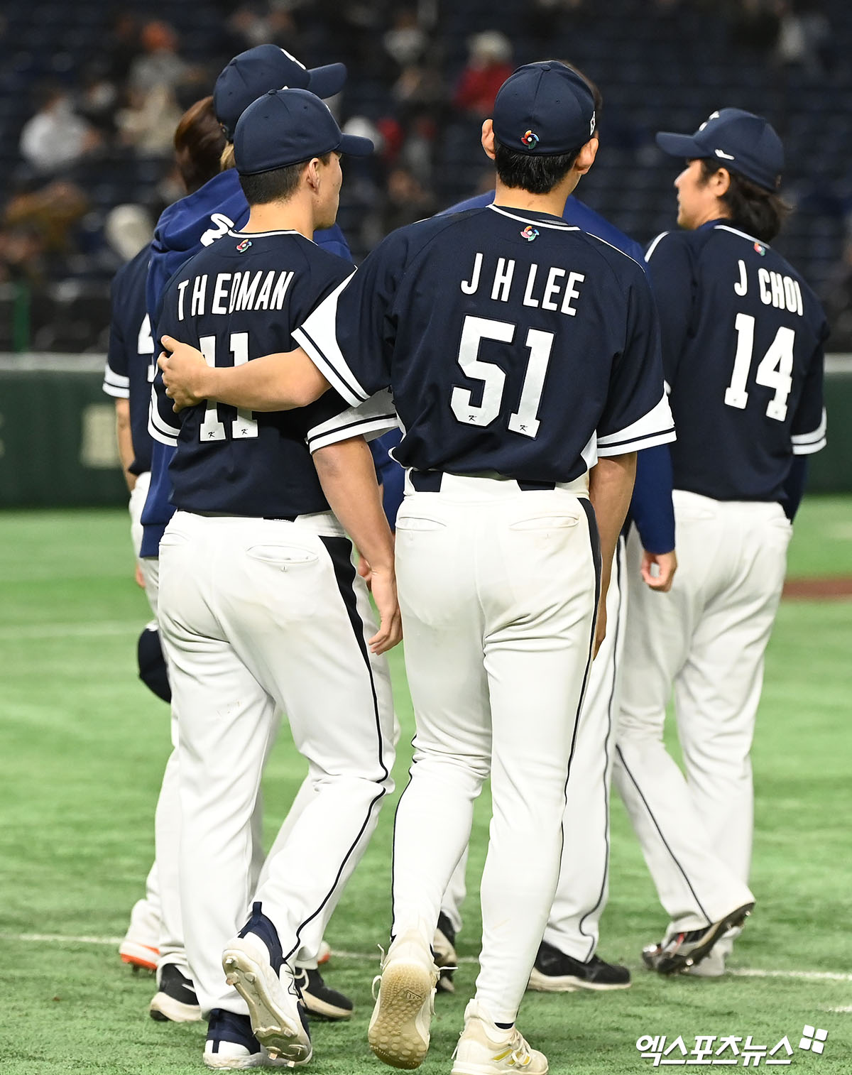 13일 오후 일본 도쿄돔에서 열린 2023 월드베이스볼클래식(WBC) B조 중국과 대한민국의 경기, 대한민국이 박건우와 김하성의 그랜드슬램에 힘입어 중국에 22:2 콜드게임을 거두며 대회를 마무리 지었다. 경기종료 후 대한민국 에드먼과 이정후가 그라운드로 나서고 있다. 엑스포츠뉴스DB