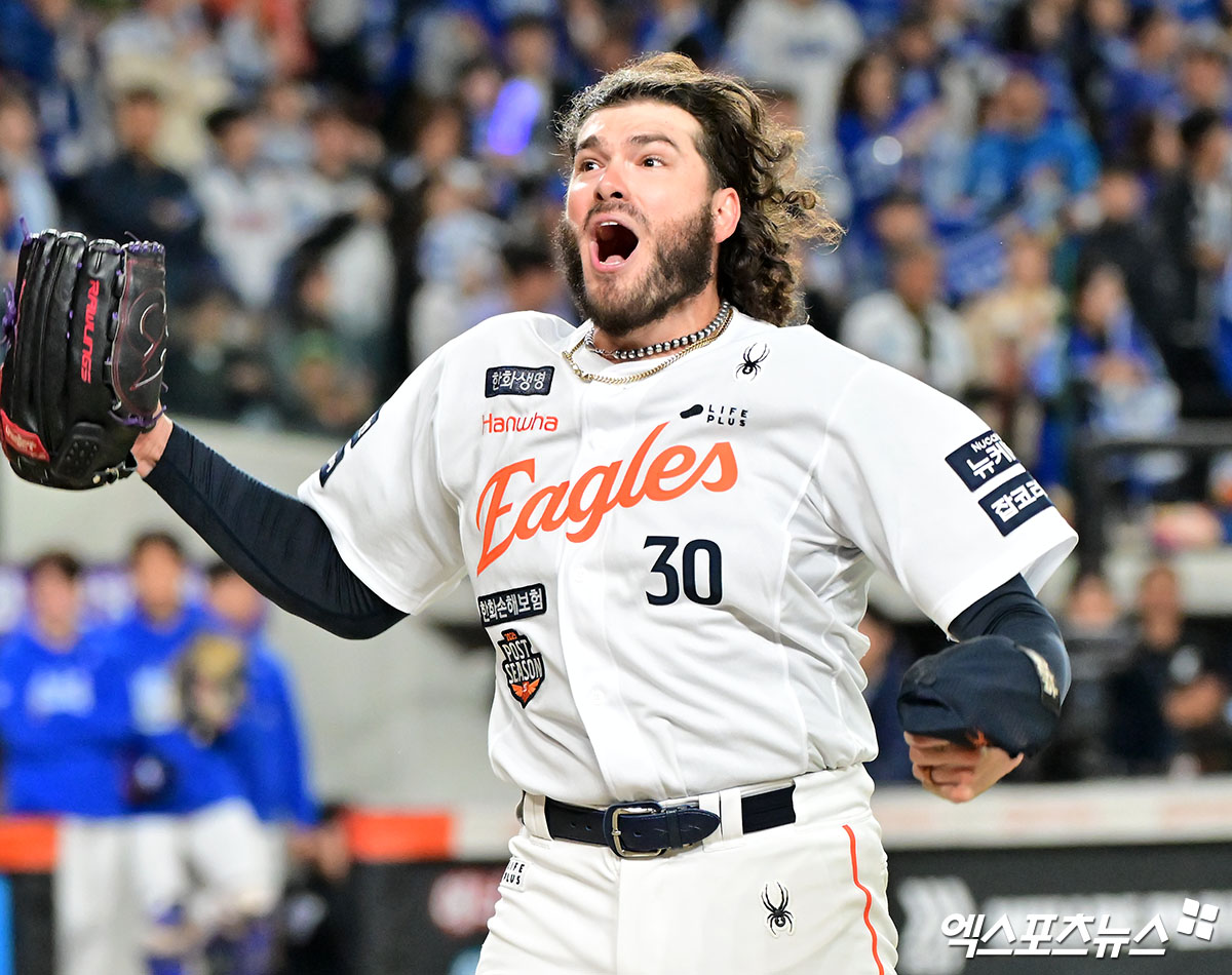24일 오후 대전 한화생명 볼파크에서 열린 '2025 신한 SOL Bank KBO 포스트시즌' 삼성 라이온즈와 한화 이글스의 플레이오프 5차전 경기, 5회초 수비를 마친 폰세가 포효하고 있다. 엑스포츠뉴스DB