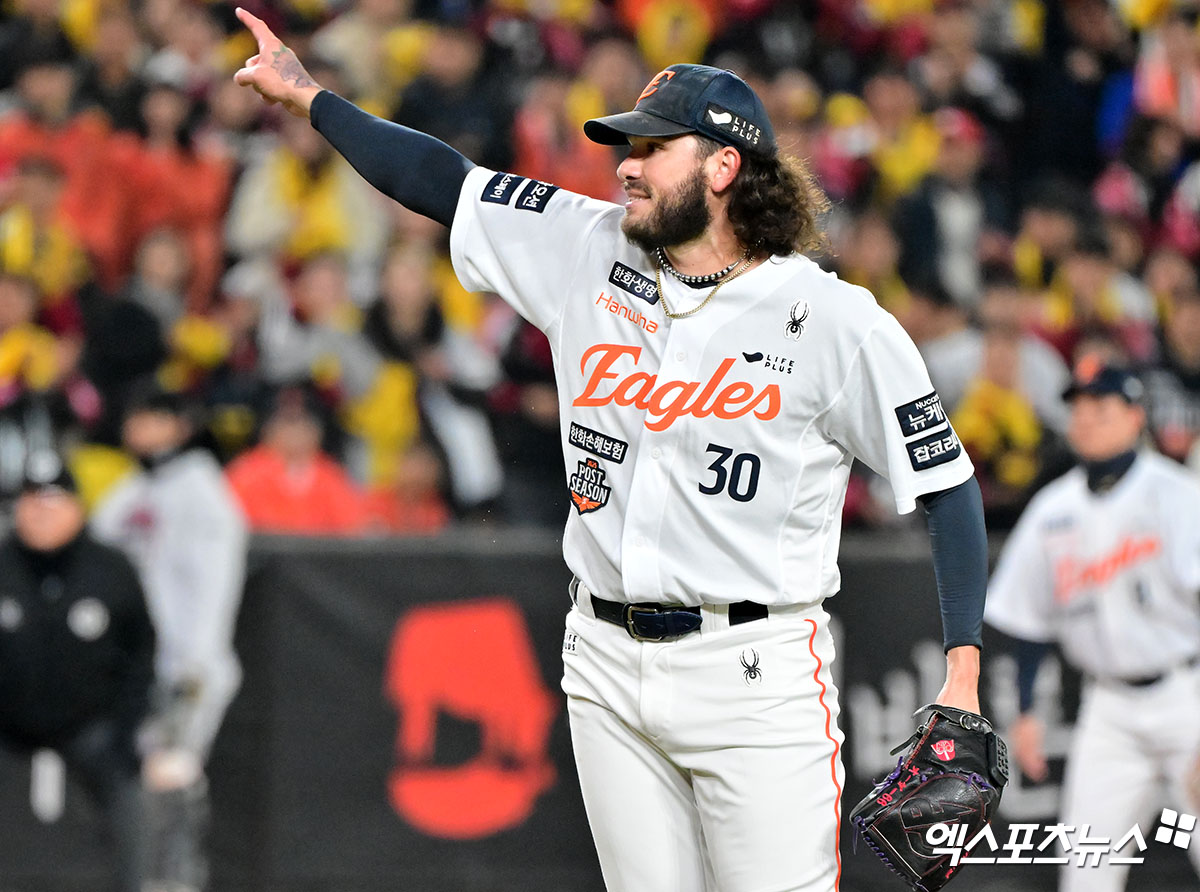 29일 오후 대전 한화생명 볼파크에서 열린 '2025 신한 SOL Bank KBO 한국시리즈' LG 트윈스와 한화 이글스의 3차전 경기, 1회초 1사 1루 한화 폰세가 체크스윙 여부를 물어보고 있다. 엑스포츠뉴스DB