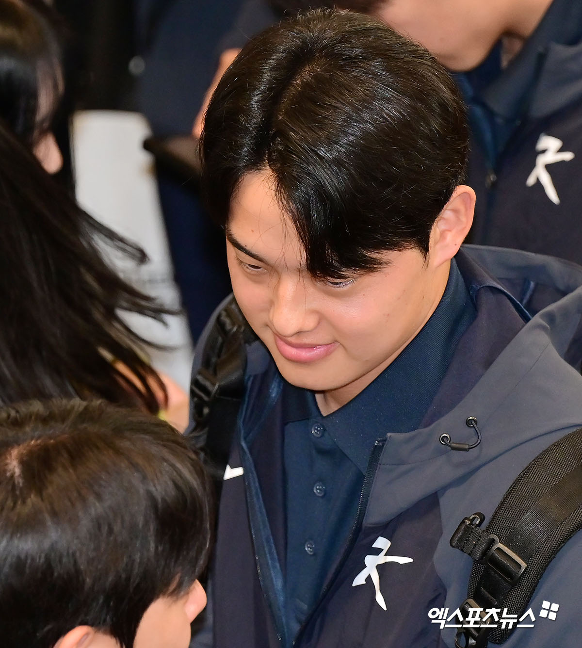 류지현 감독이 이끄는 야구 대표팀이 도쿄돔에서 진행되는 일본과의 평가전을 위해 12일 오후 김포국제공항을 통해 일본으로 출국했다.  문동주가 사인을 해주고 있다. 김포공항, 김한준 기자