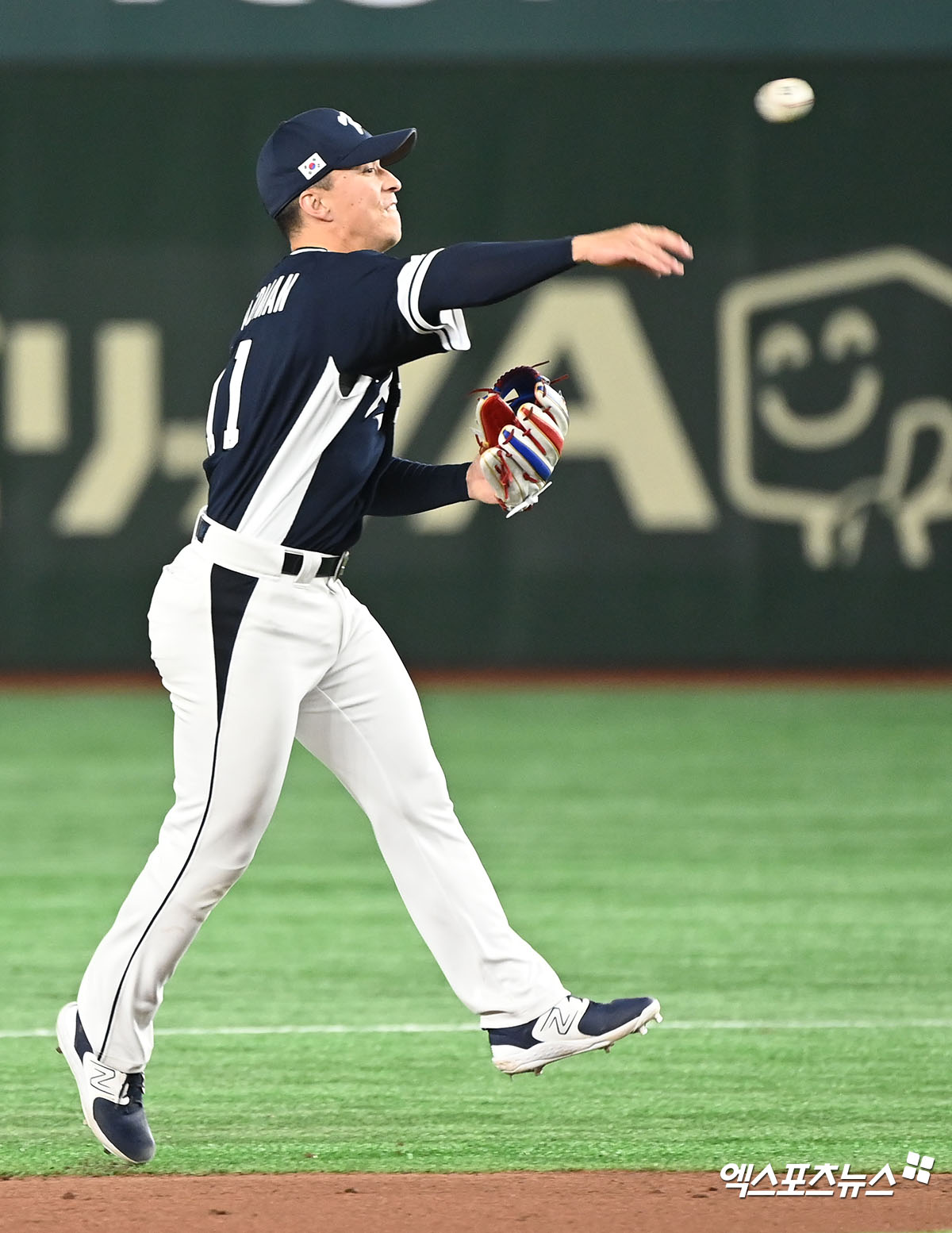 10일 오후 일본 도쿄돔에서 2023 월드베이스볼클래식(WBC) B조 대한민국과 일본의 경기, 2회말 1사 일본 요시다의 내야땅볼때 대한민국 에드먼이 러닝스로우를 시도하고 있다. 엑스포츠뉴스 DB