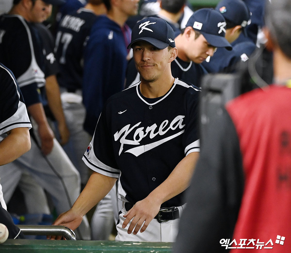 13일 오후 일본 도쿄돔에서 열린 2023 월드베이스볼클래식(WBC) B조 중국과 대한민국의 경기, 대한민국이 박건우와 김하성의 그랜드슬램에 힘입어 중국에 22:2 콜드게임을 거두며 대회를 마무리 지었다. 경기종료 후 대한민국 토미 에드먼이 더그아웃을 빠져나가고 있다. 엑스포츠뉴스 DB