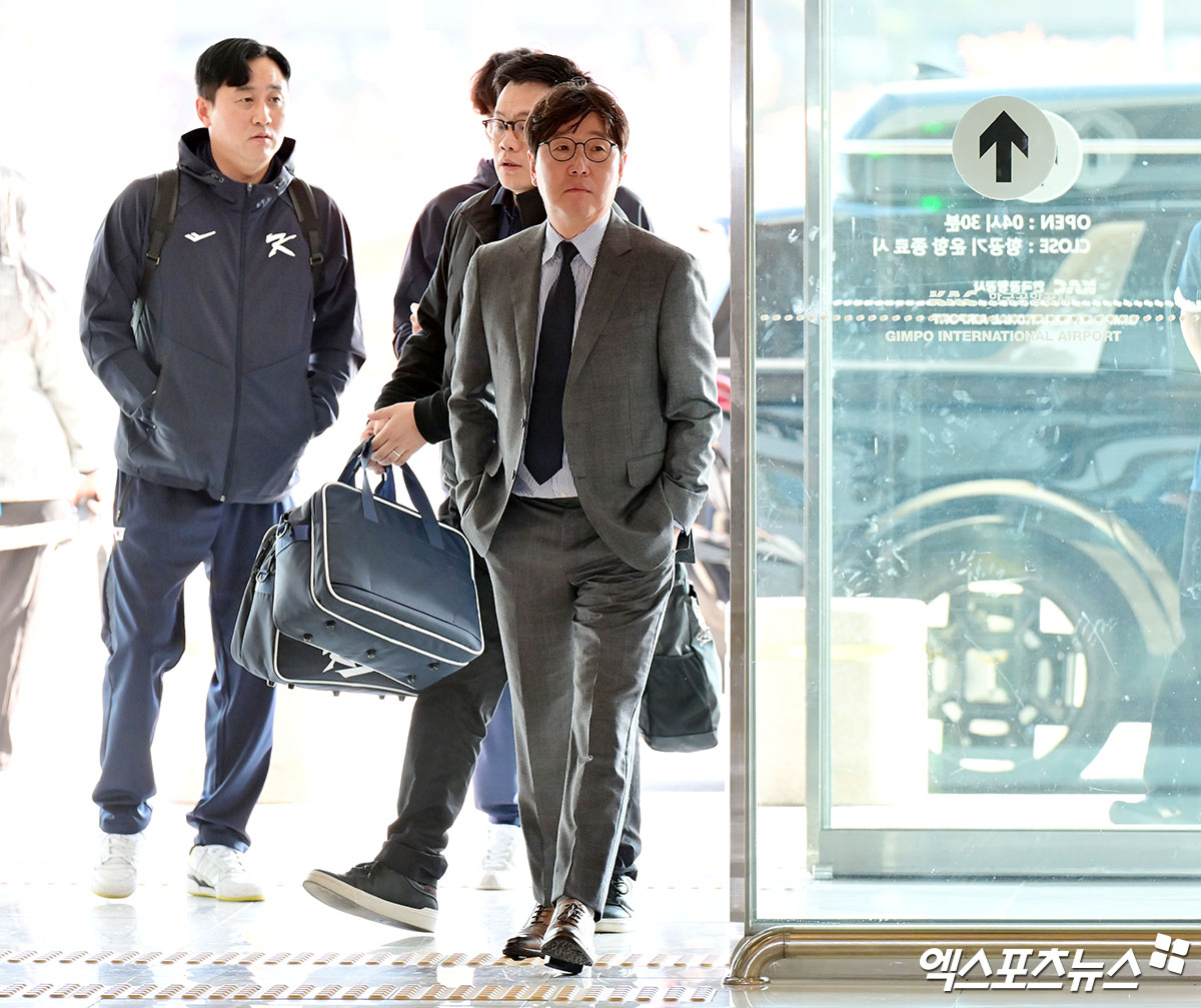 류지현 감독이 이끄는 야구 대표팀이 도쿄돔에서 진행되는 일본과의 평가전을 위해 12일 오후 김포국제공항을 통해 일본으로 출국했다. 류지현 감독이 출국장으로 향하고 있다. 김포공항, 김한준 기자
