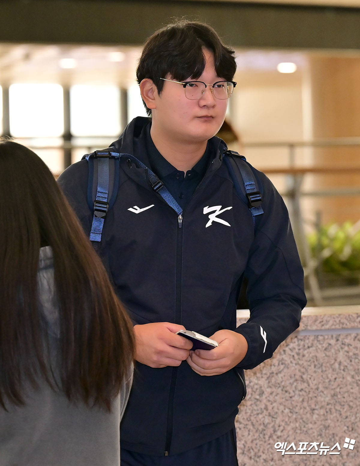 류지현 감독이 이끄는 야구 대표팀이 도쿄돔에서 진행되는 일본과의 평가전을 위해 12일 오후 김포국제공항을 통해 일본으로 출국했다.  출국장으로 향하는 김서현. 김포공항, 김한준 기자