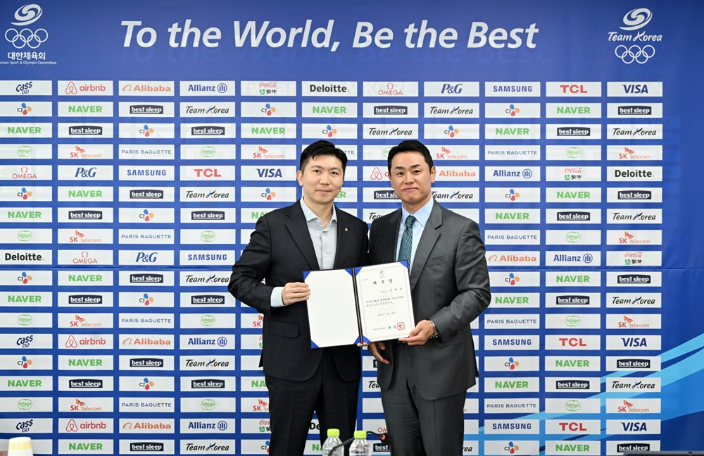 유승민(왼쪽) 대한체육회장이 지난 11월 11일 열린 '제42대 지도자위원회'에서 송대남 위원장에게 위촉장을 건네고 있다. 사진 대한체육회