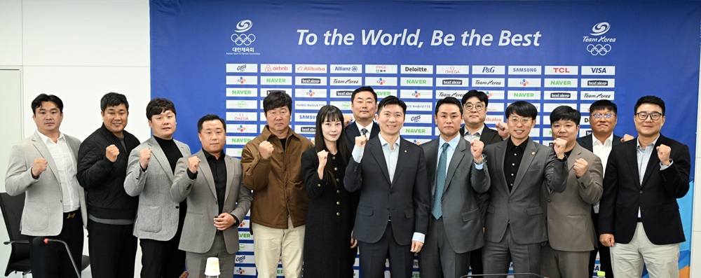 유승민(우측 7번째) 대한체육회장이 지난 11월 11일 서울 송파구 올림픽회관 13층 대한체육회 회의실에서 열린 '제42대 지도자위원회' 첫 회의를 개최했다. 사진 대한체육회