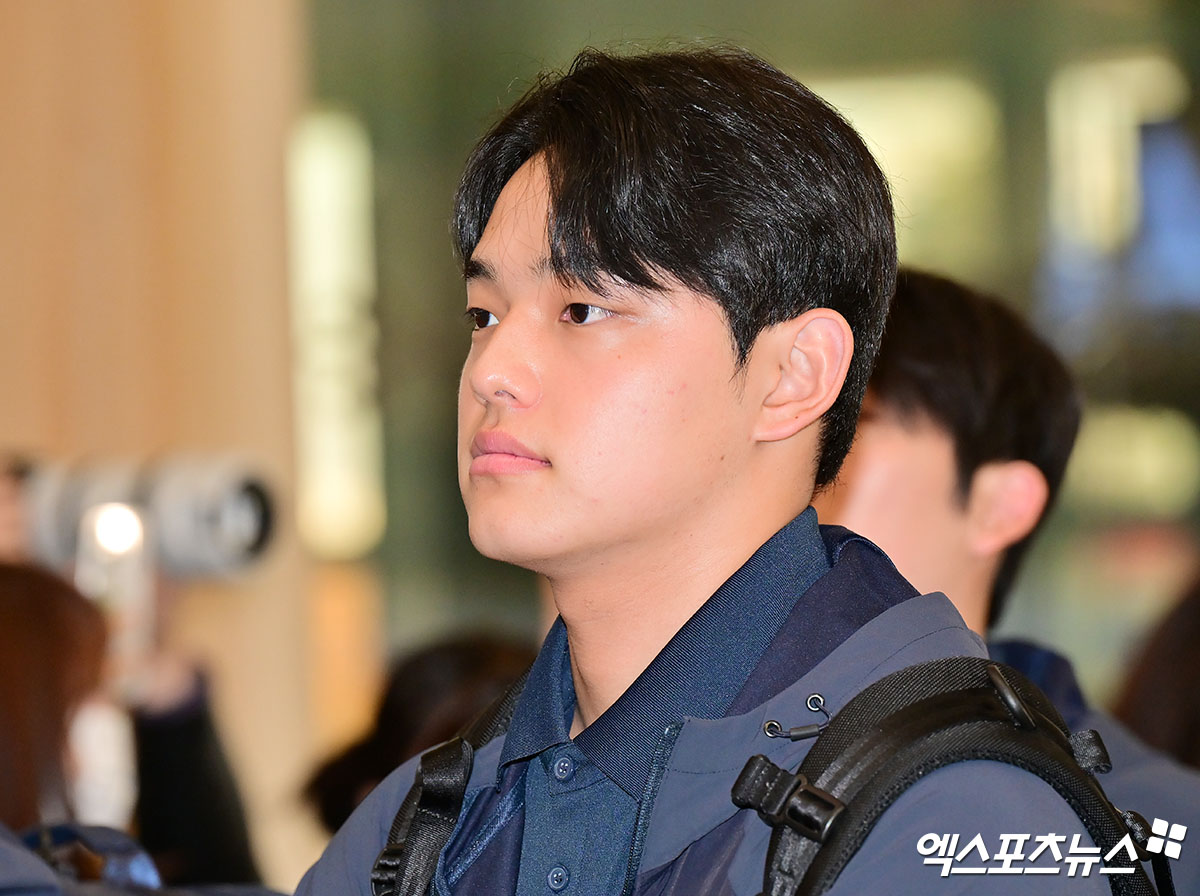 류지현 감독이 이끄는 야구 대표팀이 도쿄돔에서 진행되는 일본과의 평가전을 위해 12일 오후 김포국제공항을 통해 일본으로 출국했다.  문동주가 출국 수속을 하고 있다. 김포공항, 김한준 기자