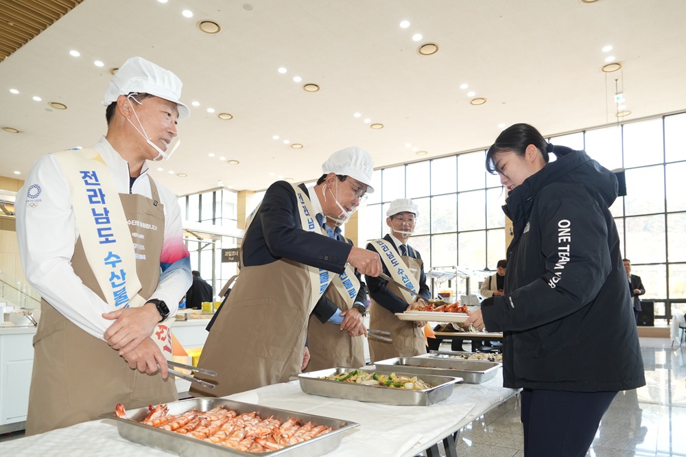 김택수(왼쪽) 국가대표선수촌장이 12일 진천 국가대표선수촌에서 열린 '우리 수산물데이' 행사에서 선수들에게 중식 시간 해산물을 배식했다. 사진 대한체육회 제공