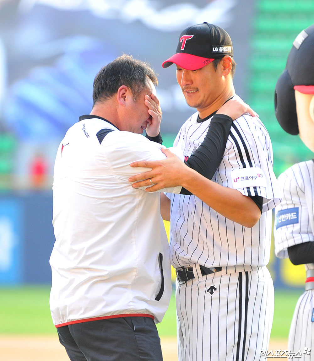 지난 2019년 9월 29일 이동현(오른쪽)의 은퇴식에서 눈물을 흘렸던 차명석 LG 트윈스 단장. 사진 엑스포츠뉴스 DB