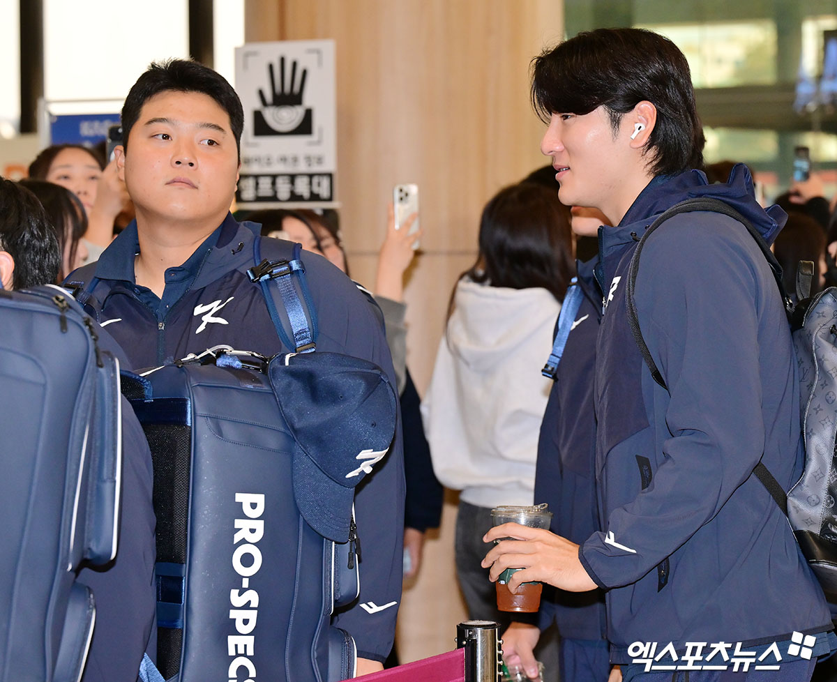 류지현 감독이 이끄는 야구 대표팀이 도쿄돔에서 진행되는 일본과의 평가전을 위해 12일 오후 김포국제공항을 통해 일본으로 출국했다. 한동희와 곽빈이 출국장으로 이동하고 있다. 김포공항, 김한준 기자