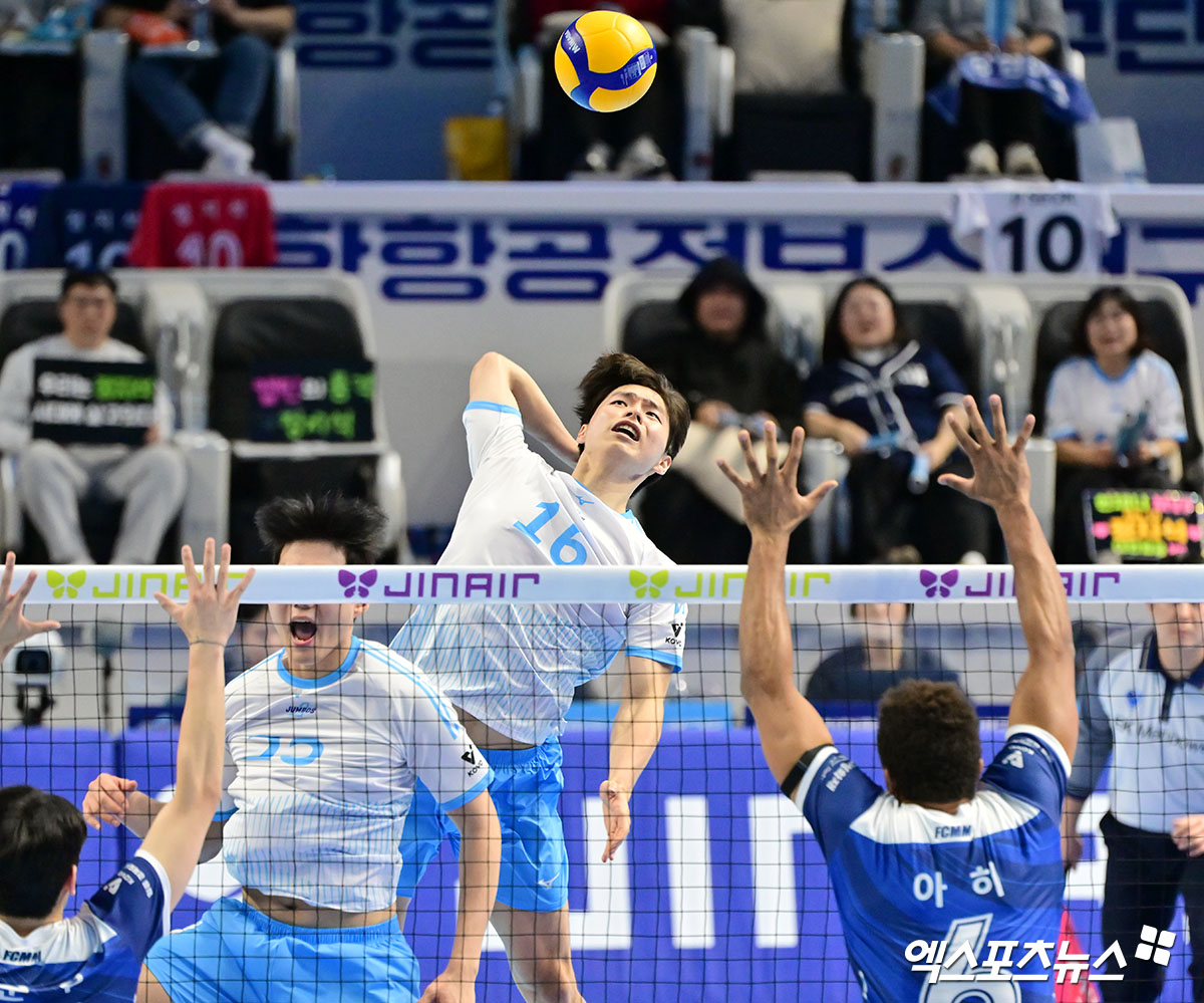 12일 오후 인천 계양체육관에서 열린 '진에어 2025-2026 V-리그' 대한항공과 삼성화재의 경기, 대한항공 정한용이 공격을 시도하고 있다. 인천, 김한준 기자