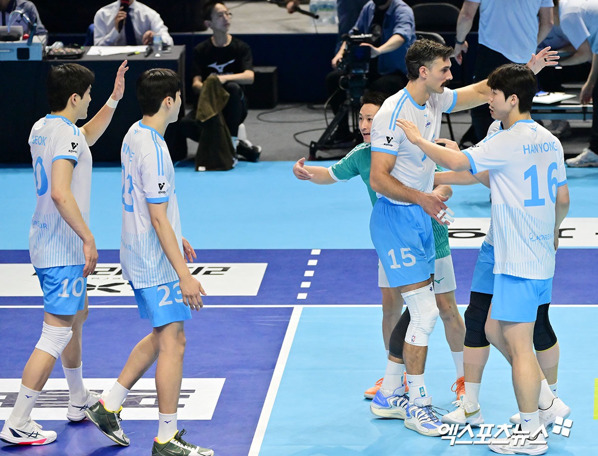 12일 오후 인천 계양체육관에서 열린 '진에어 2025-2026 V-리그' 대한항공과 삼성화재의 경기, 대한항공 선수들이 득점 후 기뻐하고 있다. 인천, 김한준 기자