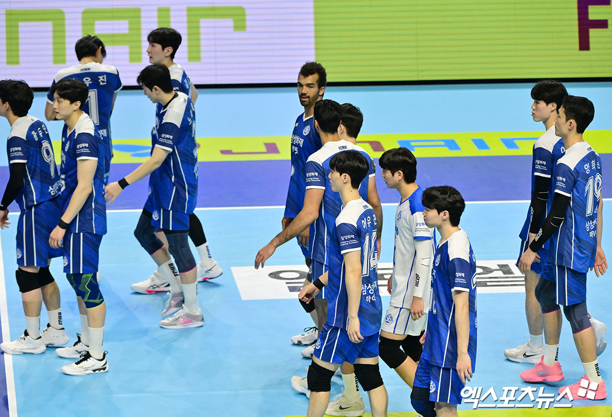 12일 오후 인천 계양체육관에서 열린 '진에어 2025-2026 V-리그' 대한항공과 삼성화재의 경기, 대한항공이 삼성화재에 세트스코어 3:0(25-16 25-22 25-22)으로 승리하며 4연승을 기록했다.  경기종료 후 삼성화재 선수들이 아쉬워하고 있다. 인천, 김한준 기자