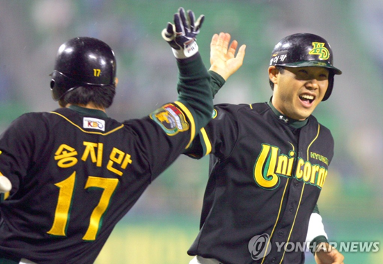 2004시즌 현대 유니콘스의 통합우승을 견인했던 박진만(오른쪽) 현 삼성 라이온즈 감독. 당시 KBO 최고의 유격수로 4년 총액 39억 원을 받고 삼성으로 FA 이적해 화제를 모았다. 사진 연합뉴스