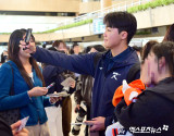 솔직히 아직도 실감나지 않아요...'슈퍼루키' 정우주, 설레는 마음으로 日 향했다 [김포공항 인터뷰]