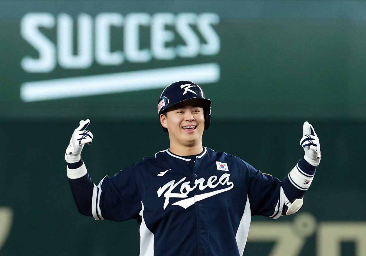 한화 이글스가 13일 구단의 1호 아시아 쿼터로 대만 출신 좌완 투수 왕옌청 입단을 발표했다. 왕옌청은 일본프로야구 라쿠텐 골든이글스 소속이며, 이번에 한화와 연봉 10만 달러(한화 약 1억 4000만원)에 계약했다. 왕옌청은 2023년 APBC 한국전 선발로 나와 한화 타자 노시환(사진)과 붙기도 했다. 연합뉴스