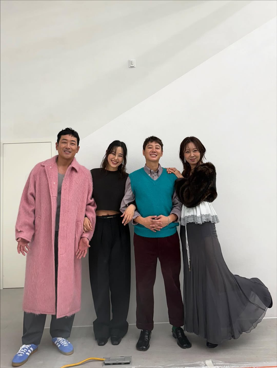 영화 '윗집 사람들' 주연 배우 단체 사진