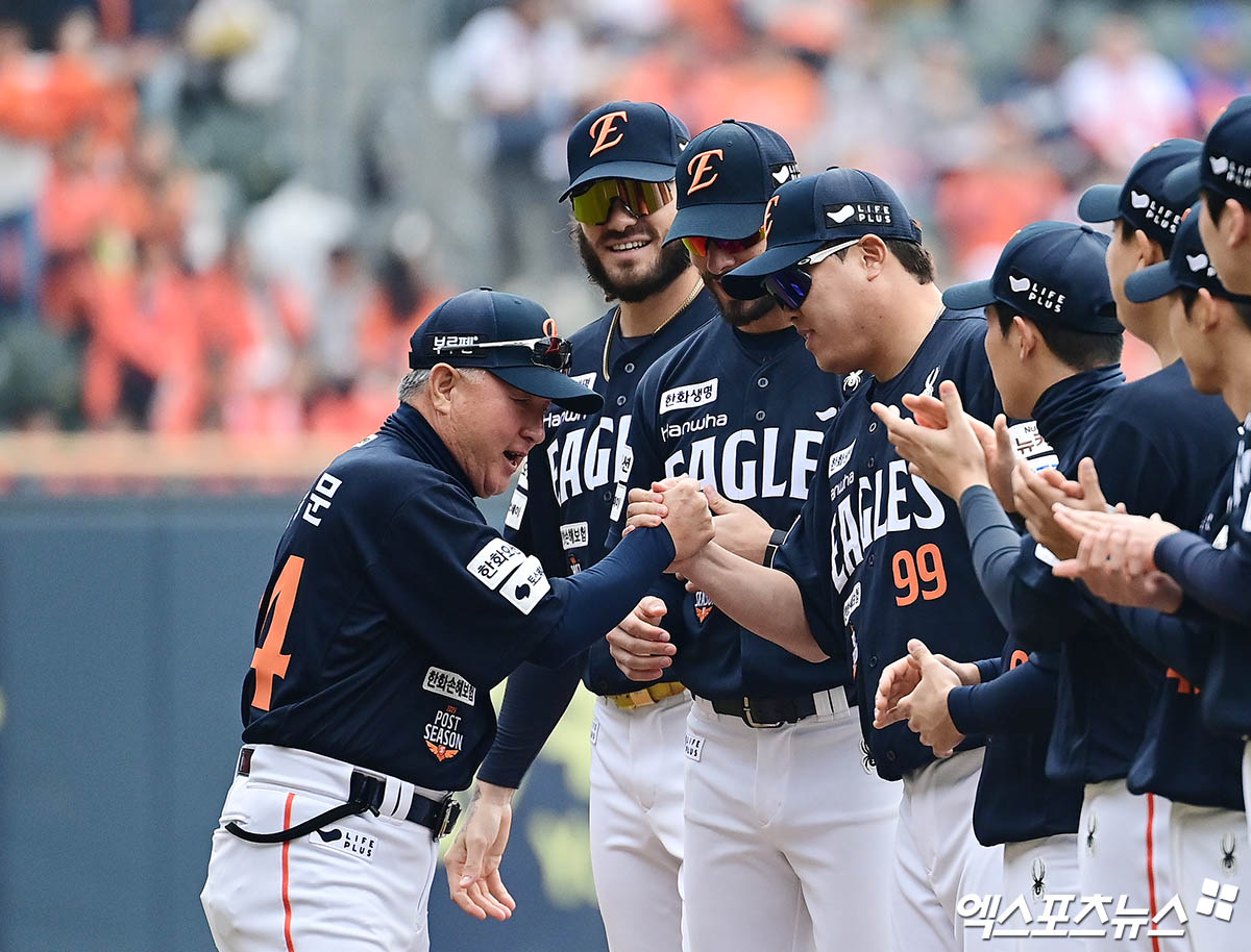 26일 오후 서울 송파구 잠실야구장에서 열린 '2025 신한 SOL Bank KBO 한국시리즈' 한화 이글스와 LG 트윈스의 1차전 경기에 앞서 한화 김경문 감독이 그라운드에 도열하며 투수 폰세, 와이스, 류현진과 악수를 나누고 있다. 엑스포츠뉴스DB