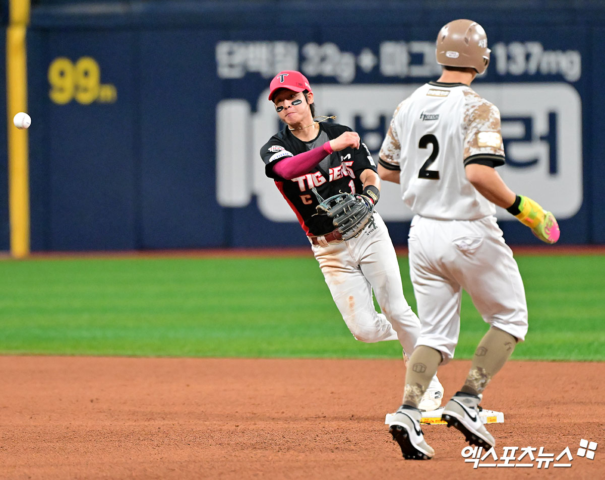 26일 오후 서울 구로구 고척스카이돔에서 열린 '2025 신한 SOL Bank KBO리그' KIA 타이거즈와 키움 히어로즈의 경기, 4회말 무사 1루 KIA 박찬호가 키움 최주환의 내야땅볼때 이주형을 포스아웃 시킨 후 1루로 송구하고 있다. 엑스포츠뉴스DB