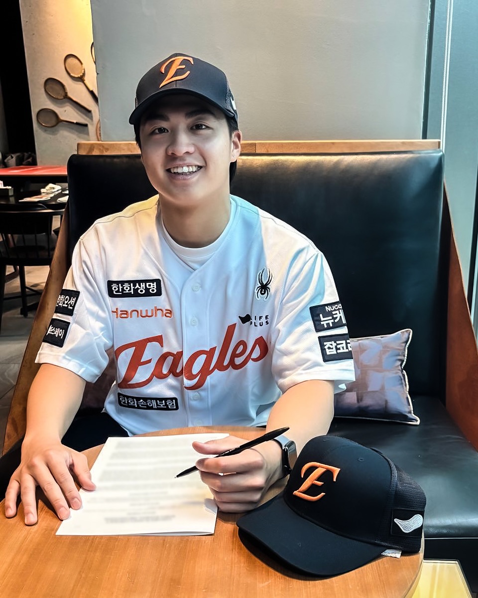 한화는 13일 '아시아쿼터 선수로 일본 프로야구 라쿠텐 골든이글스 소속이던 대만 국적의 왕옌청과 연봉 10만 달러(약 1억4640만원)에 계약했다'고 발표했다. 왕옌청은 공식 발표가 나기 전 이미 한국행에 대해 언급한 적이 있기도 했다. 그는 지난 11일 대만 '자유시보'에 'KBO리그에 아시아 쿼터가 열렸으니 그런 이야기가 나오는 건 당연하지만, 아직 논의 중이라고밖에 말씀드릴 수 없다'고 얘기했다. 가능성은 이틀 뒤 현실이 됐다. 한화 이글스