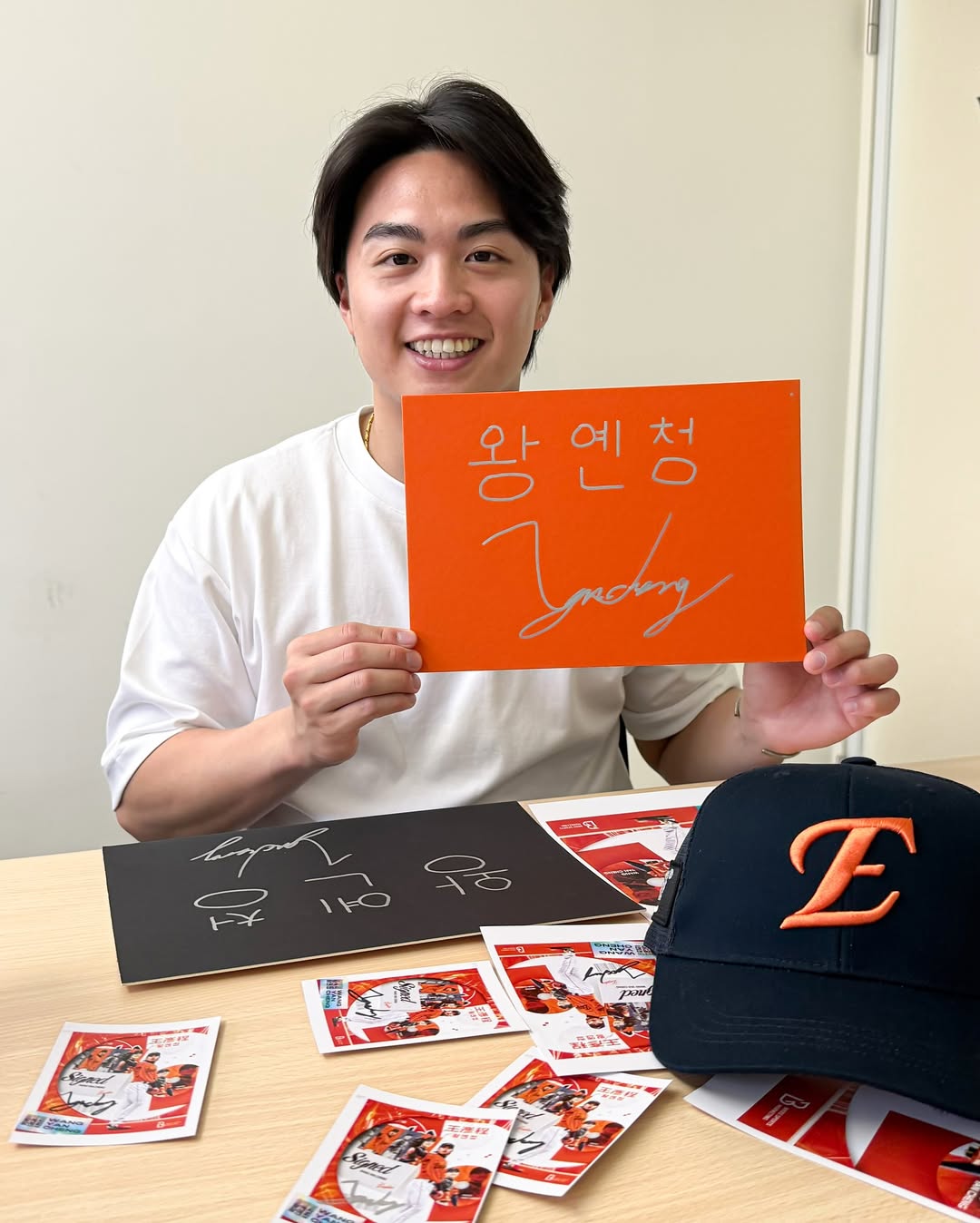 한화는 13일 '아시아쿼터 선수로 일본 프로야구 라쿠텐 골든이글스 소속이던 대만 국적의 왕옌청과 연봉 10만 달러(약 1억4640만원)에 계약했다'고 발표했다. 왕옌청은 공식 발표가 나기 전 이미 한국행에 대해 언급한 적이 있기도 했다. 그는 지난 11일 대만 '자유시보'에 'KBO리그에 아시아 쿼터가 열렸으니 그런 이야기가 나오는 건 당연하지만, 아직 논의 중이라고밖에 말씀드릴 수 없다'고 얘기했다. 가능성은 이틀 뒤 현실이 됐다. 한화 이글스