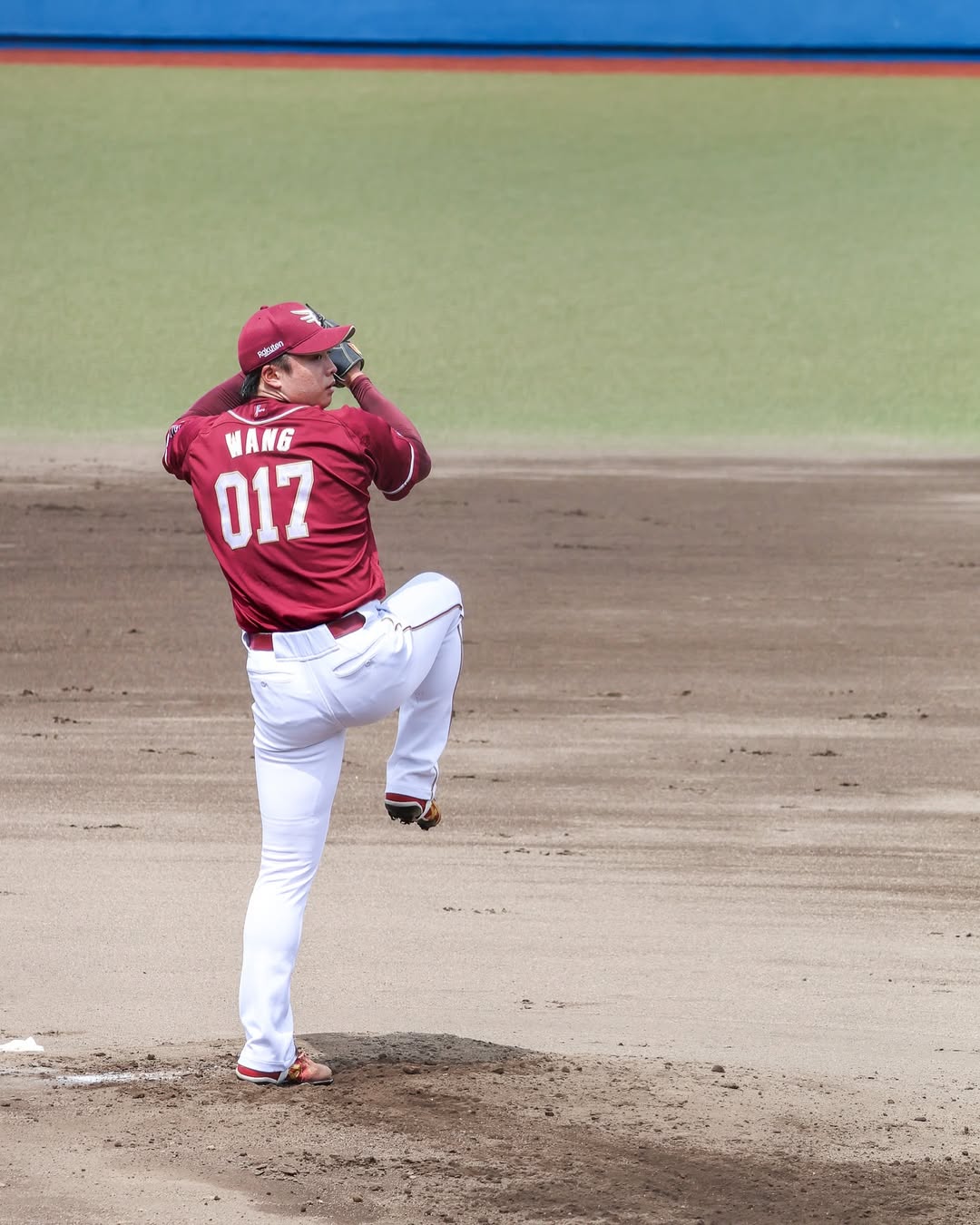 한화는 13일 '아시아쿼터 선수로 일본 프로야구 라쿠텐 골든이글스 소속이던 대만 국적의 왕옌청과 연봉 10만 달러(약 1억4640만원)에 계약했다'고 발표했다. 왕옌청은 공식 발표가 나기 전 이미 한국행에 대해 언급한 적이 있기도 했다. 그는 지난 11일 대만 '자유시보'에 'KBO리그에 아시아 쿼터가 열렸으니 그런 이야기가 나오는 건 당연하지만, 아직 논의 중이라고밖에 말씀드릴 수 없다'고 얘기했다. 가능성은 이틀 뒤 현실이 됐다. 왕옌청 SNS