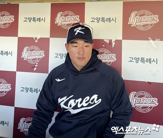 류지현 감독이 이끄는 대표팀은 2일 고양 국가대표야구훈련장에서 '2025 네이버 K-베이스볼 시리즈(NAVER K-BASEBALL SERIES)' 평가전을 앞두고 첫 훈련을 치렀다. KT 위즈 안현민이 훈련 도중 취재진과 인터뷰에 응하고 있다. 엑스포츠뉴스 DB