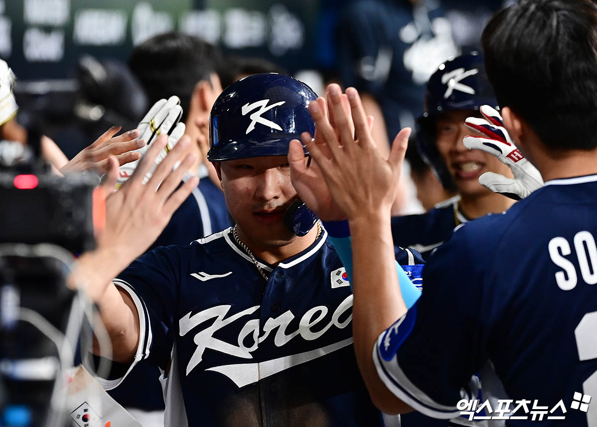 지난 9일 오후 서울 구로구 고척스카이돔에서 열린 '2025 NAVER K-BASEBALL SERIES' 대한민국과 체코의 야구대표팀 평가전 경기, 6회초 2사 만루 한국 문현빈의 2타점 적시타 때 3루주자 안현민이 득점을 올린 뒤 더그아웃서 동료들과 하이파이브를 나누고 있다. 엑스포츠뉴스 DB