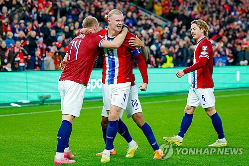 노르웨이 골잡이 엘링 홀란의 시즌 초반 기세가 무서울 정도다. 시즌 개막 3개월 만에 30골 고지에 도달하며 내년 여름 있을 2026 국제축구연맹(FIFA) 북중미 월드컵 을 앞두고 최상의 컨디션을 자랑하고 있다. 연합뉴스