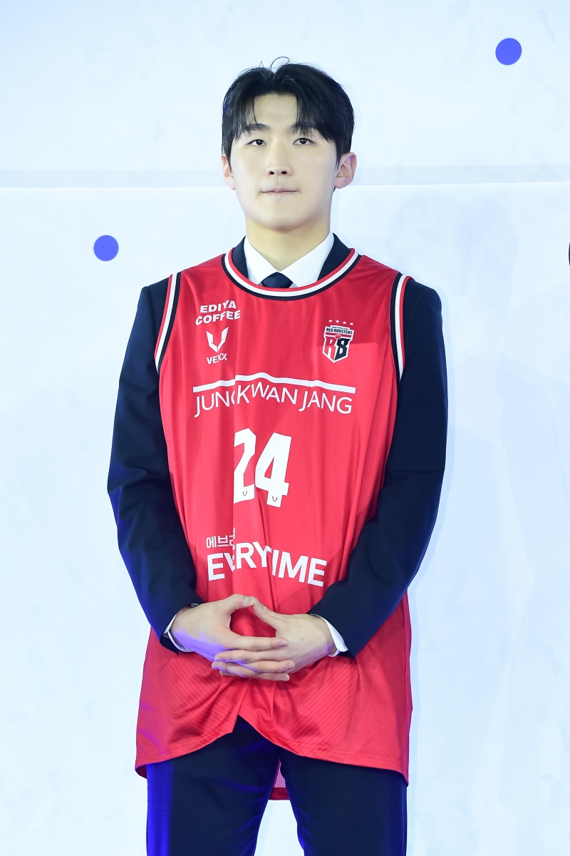 14일 서울 잠실학생체육관에서 열린 2025 KBL 신인선수 드래프트가 열렸다. 고려대 가드 문유현은 전체 1순위로 안양 정관장의 유니폼을 입었다. KBL