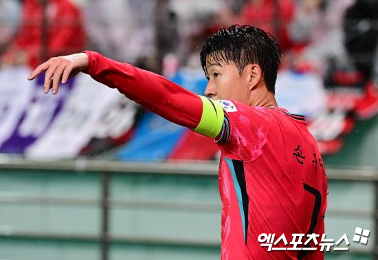 주장 손흥민이 홍명보호의 최전방에 선다. 최근 소속팀 로스앤젤레스FC(LAFC)에서 좋은 활약을 이어가고 있는 손흥민의 장점을 극대화하겠다는 의도로 보인다. 또한 홍명보 감독은 최근까지 시도했던 백4가 아닌 백3를 선택하며 결과를 노리는 한편 여러 옵션을 평가하겠다는 의지를 내비쳤다. 사진 엑스포츠뉴스DB