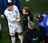 호날두, 상대 감독에 삿대질+설전 '충격'…A매치 첫 퇴장 넘어 꼴불견이었다→'2026 월드컵 출전 정지' 중징계 받나 