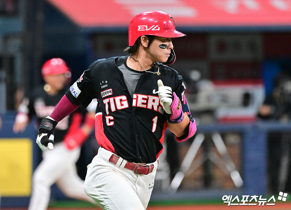25일 오후 서울 구로구 고척스카이돔에서 열린 '2025 신한 SOL Bank KBO리그' KIA 타이거즈와 키움 히어로즈의 경기, 9회초 무사 만루 KIA 박찬호가 1타점 적시타를 날리고 있다. 엑스포츠뉴스 DB