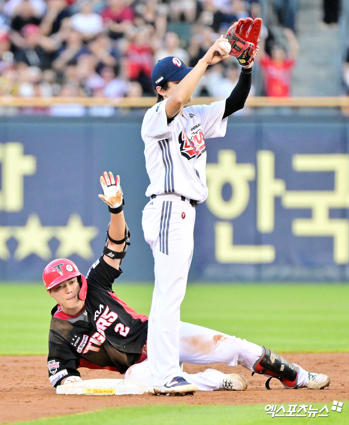 15일 오후 서울 송파구 잠실야구장에서 열린 '2025 신한 SOL Bank KBO리그' KIA 타이거즈와 두산 베어스의 경기, 4회초 1사 2루 KIA 박민이 1타점 적시타를 날린 후 두산 케이브의 송구때 2루까지 진루하고 있다. 엑스포츠뉴스 DB