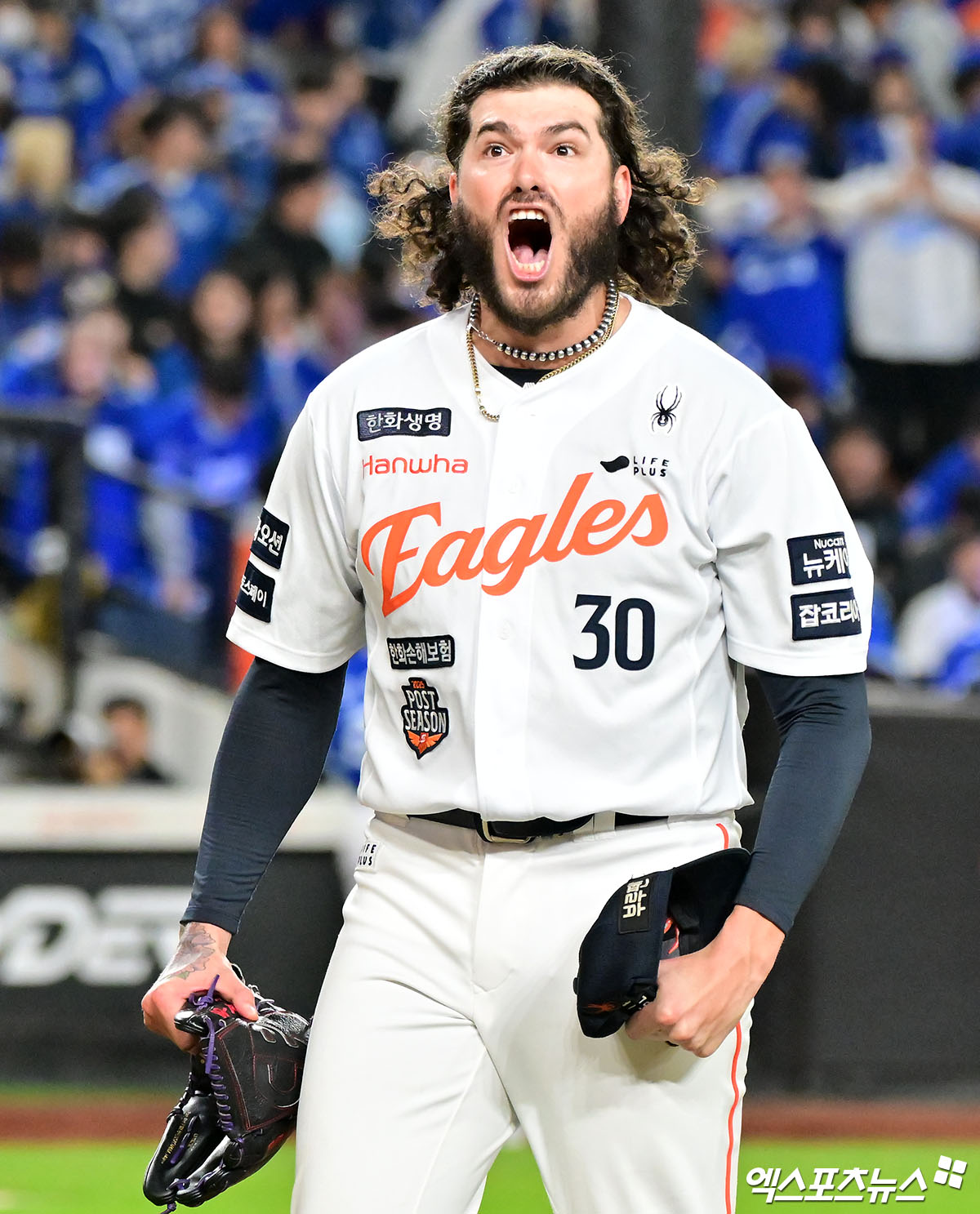 24일 오후 대전 한화생명 볼파크에서 열린 '2025 신한 SOL Bank KBO 포스트시즌' 삼성 라이온즈와 한화 이글스의 플레이오프 5차전 경기, 5회초 수비를 마친 폰세가 포효하고 있다. 엑스포츠뉴스 DB