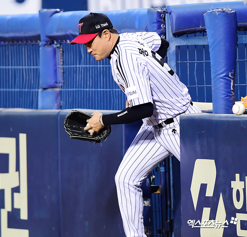 28일 오후 서울 송파구 잠실야구장에서 열린 '2018 신한은행 MY CAR KBO리그' KIA 타이거즈와 LG 트윈스의 경기, 경기 전, 이날 은퇴식을 갖는 LG 봉중근이 시구에 임하고 있다. 엑스포츠뉴스 DB