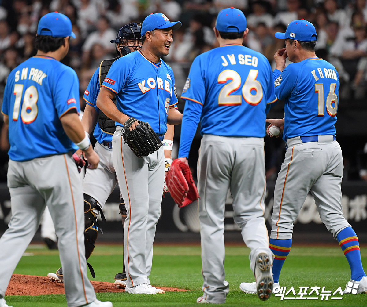 22일 일본 홋카이도 에스콘필드에서 열린 '한일 드림 플레이어즈 게임'에서 5회말 봉중근이 서재응과 교체되고 있다. 엑스포츠뉴스 DB