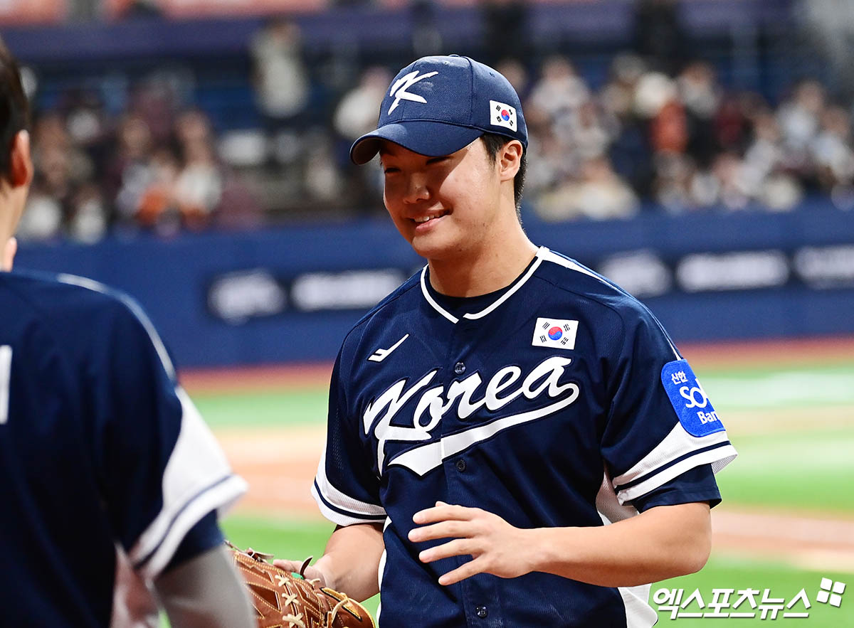 한국 야구대표팀 류지현 감독이 오는 16일 일본 도쿄돔에서 열리는 일본 야구대표팀과 한일전 2차전 선발 투수로 정우주를 깜짝 예고했다. 정우주는 지난 체코와 두 번째 평가전에 구원 등판해 1⅓이닝 3탈삼진 무실점 완벽투로 데일리 MVP를 수상했다. 엑스포츠뉴스 DB