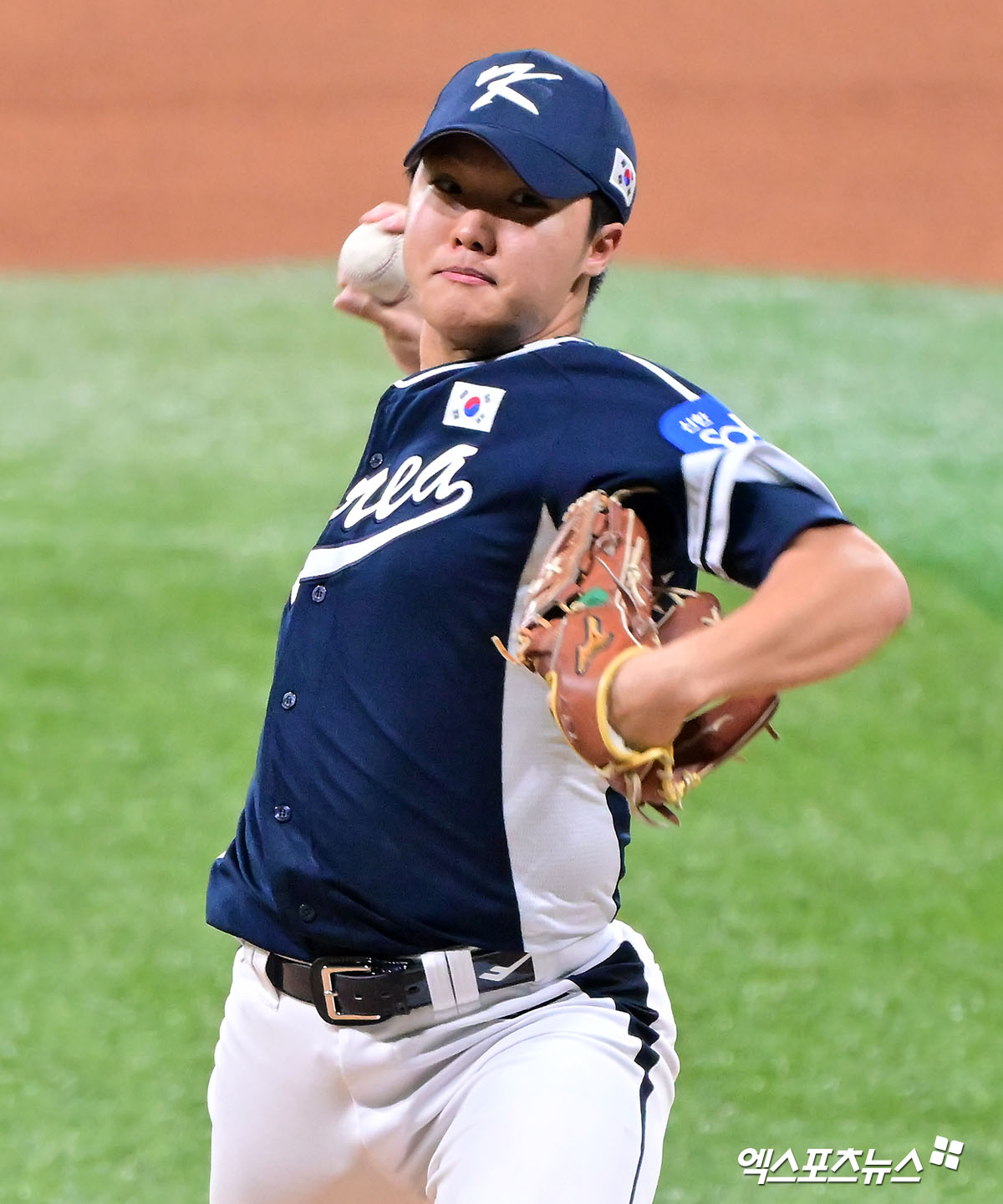 한국 야구대표팀 류지현 감독이 오는 16일 일본 도쿄돔에서 열리는 일본 야구대표팀과 한일전 2차전 선발 투수로 정우주를 깜짝 예고했다. 정우주는 지난 체코와 두 번째 평가전에 구원 등판해 1⅓이닝 3탈삼진 무실점 완벽투로 데일리 MVP를 수상했다. 엑스포츠뉴스 DB