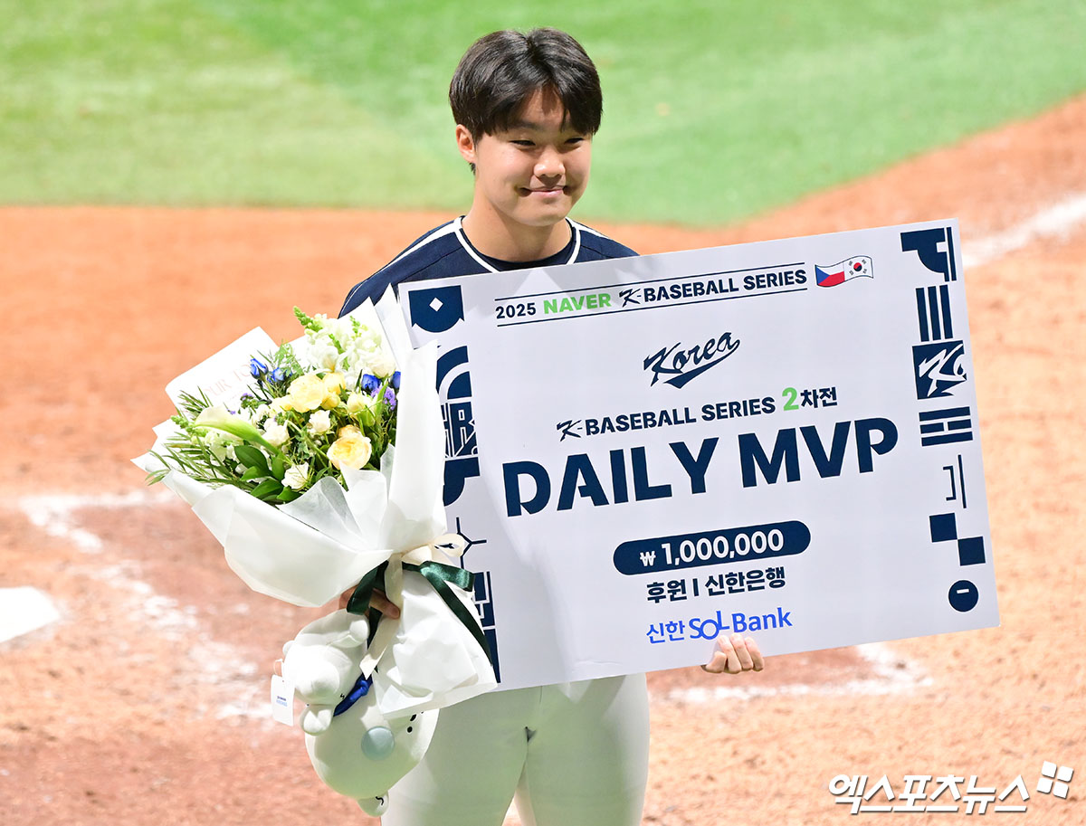 한국 야구대표팀 류지현 감독이 오는 16일 일본 도쿄돔에서 열리는 일본 야구대표팀과 한일전 2차전 선발 투수로 정우주를 깜짝 예고했다. 정우주는 지난 체코와 두 번째 평가전에 구원 등판해 1⅓이닝 3탈삼진 무실점 완벽투로 데일리 MVP를 수상했다. 엑스포츠뉴스 DB