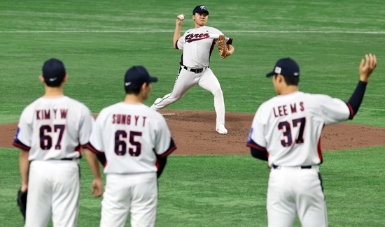 한국 야구대표팀 류지현 감독이 오는 16일 일본 도쿄돔에서 열리는 일본 야구대표팀과 한일전 2차전 선발 투수로 정우주를 깜짝 예고했다. 정우주는 지난 체코와 두 번째 평가전에 구원 등판해 1⅓이닝 3탈삼진 무실점 완벽투로 데일리 MVP를 수상했다. 연합뉴스