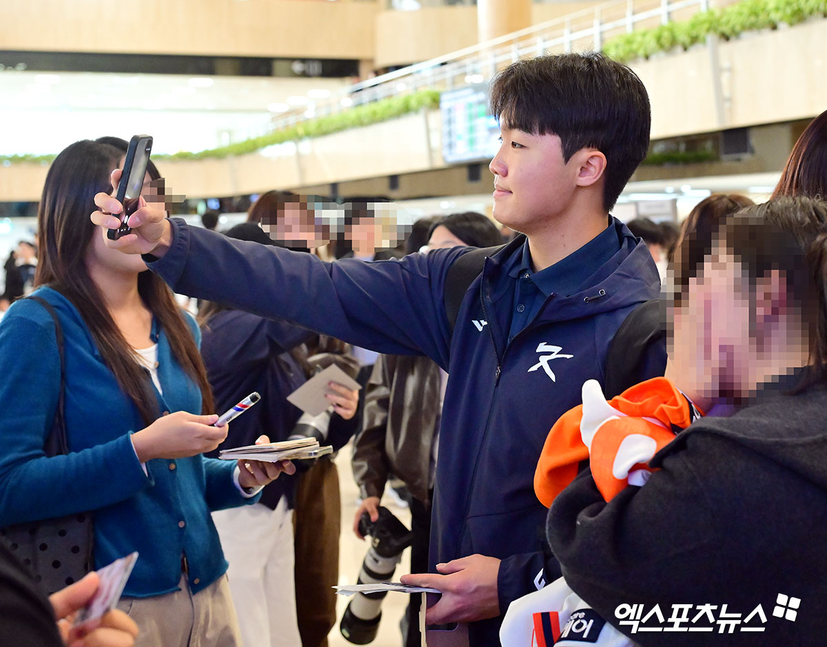 류지현 감독이 이끄는 야구 대표팀이 도쿄돔에서 진행되는 일본과의 평가전을 위해 12일 오후 김포국제공항을 통해 일본으로 출국했다.  정우주가 팬서비스를 해주고 있다. 엑스포츠뉴스 DB