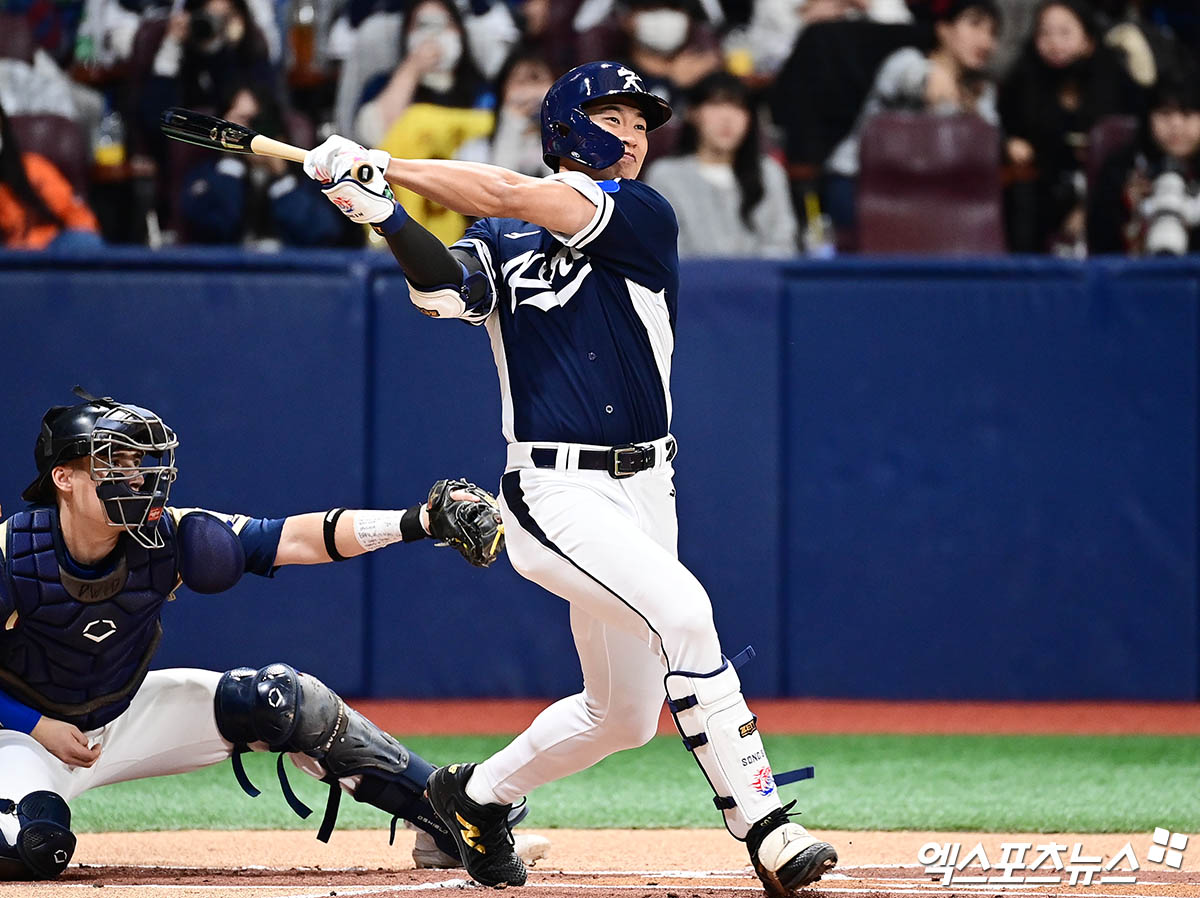 9일 오후 서울 구로구 고척스카이돔에서 열린 '2025 NAVER K-BASEBALL SERIES' 대한민국과 체코의 야구대표팀 평가전 경기, 1회초 1사 2루 한국 송성문이 타격하고 있다. 엑스포츠뉴스 DB