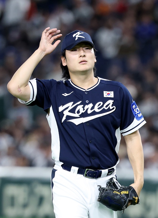 곽빈이 15일 일본 도쿄돔에서 열린 일본 야구대표팀과의 평가전에 선발 등판해 3⅓이닝 3피안타 1볼넷 3실점을 기록했다. 한국이 3-0으로 앞선 4회말 선두타자 노무라 이사미를 볼넷으로 내보낸 곽빈은 다음 타자 모리시타 쇼타는 중견수 박해민의 슬라이딩 캐치로 잡았지만, 나카무라 유헤이에게 2루타를 내주고 1사 2, 3루에 몰린 뒤 마키 슈고에게 좌전 1타점 적시타를 허용했다. 곽빈이 내보낸 주자들을 다음 투수 이로운이 불러들이면서 곽빈은 3실점을 찍었다. 연합뉴스