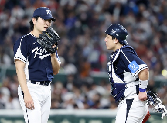 곽빈이 15일 일본 도쿄돔에서 열린 일본 야구대표팀과의 평가전에 선발 등판해 3⅓이닝 3피안타 1볼넷 3실점을 기록했다. 한국이 3-0으로 앞선 4회말 선두타자 노무라 이사미를 볼넷으로 내보낸 곽빈은 다음 타자 모리시타 쇼타는 중견수 박해민의 슬라이딩 캐치로 잡았지만, 나카무라 유헤이에게 2루타를 내주고 1사 2, 3루에 몰린 뒤 마키 슈고에게 좌전 1타점 적시타를 허용했다. 곽빈이 내보낸 주자들을 다음 투수 이로운이 불러들이면서 곽빈은 3실점을 찍었다. 연합뉴스