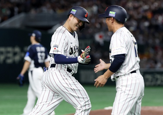 한국 야구대표팀 한일전 10연패에 빠졌다. 경기 초반 대등한 흐름 속에서 메이저리그 소속 구심의 결정적인 황당 오심 뒤 5회 6실점 빅이닝 헌납이 승부를 갈랐다. 한국은 15일 일본 도쿄돔에서 일본 대표팀과 '2025 네이버 K-베이스볼시리즈(K-BASEBALL SERIES NAVER)' 한일전 1차전을 치러 4-11로 패했다. 한국은 4회초 안현민이 좌중월 담장을 훌쩍 넘기는 선제 2점 홈런으로 기선제압에 성공했다. 이어 송성문이 우측 담장을 훌쩍 넘기는 대형 백투백 홈런을 쏘아 올려 3-0까지 달아났다. 하지만 4회말 3실점, 5회말 6실점을 하면서 크게 뒤집혔고 이후 만회하지 못했다. 연합뉴스