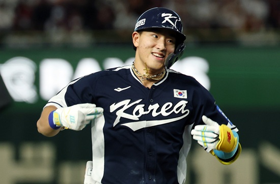 한국 야구대표팀 한일전 10연패에 빠졌다. 경기 초반 대등한 흐름 속에서 메이저리그 소속 구심의 결정적인 황당 오심 뒤 5회 6실점 빅이닝 헌납이 승부를 갈랐다. 한국은 15일 일본 도쿄돔에서 일본 대표팀과 '2025 네이버 K-베이스볼시리즈(K-BASEBALL SERIES NAVER)' 한일전 1차전을 치러 4-11로 패했다. 한국은 4회초 안현민이 좌중월 담장을 훌쩍 넘기는 선제 2점 홈런으로 기선제압에 성공했다. 이어 송성문이 우측 담장을 훌쩍 넘기는 대형 백투백 홈런을 쏘아 올려 3-0까지 달아났다. 하지만 4회말 3실점, 5회말 6실점을 하면서 크게 뒤집혔고 이후 만회하지 못했다. 연합뉴스