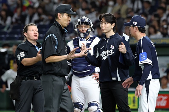 한국 야구대표팀 한일전 10연패에 빠졌다. 경기 초반 대등한 흐름 속에서 메이저리그 소속 구심의 결정적인 황당 오심 뒤 5회 6실점 빅이닝 헌납이 승부를 갈랐다. 한국은 15일 일본 도쿄돔에서 일본 대표팀과 '2025 네이버 K-베이스볼시리즈(K-BASEBALL SERIES NAVER)' 한일전 1차전을 치러 4-11로 패했다. 한국은 4회초 안현민이 좌중월 담장을 훌쩍 넘기는 선제 2점 홈런으로 기선제압에 성공했다. 이어 송성문이 우측 담장을 훌쩍 넘기는 대형 백투백 홈런을 쏘아 올려 3-0까지 달아났다. 하지만 4회말 3실점, 5회말 6실점을 하면서 크게 뒤집혔고 이후 만회하지 못했다. 연합뉴스