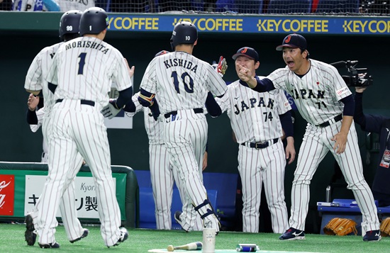 한국 야구대표팀 한일전 10연패에 빠졌다. 경기 초반 대등한 흐름 속에서 메이저리그 소속 구심의 결정적인 황당 오심 뒤 5회 6실점 빅이닝 헌납이 승부를 갈랐다. 한국은 15일 일본 도쿄돔에서 일본 대표팀과 '2025 네이버 K-베이스볼시리즈(K-BASEBALL SERIES NAVER)' 한일전 1차전을 치러 4-11로 패했다. 한국은 4회초 안현민이 좌중월 담장을 훌쩍 넘기는 선제 2점 홈런으로 기선제압에 성공했다. 이어 송성문이 우측 담장을 훌쩍 넘기는 대형 백투백 홈런을 쏘아 올려 3-0까지 달아났다. 하지만 4회말 3실점, 5회말 6실점을 하면서 크게 뒤집혔고 이후 만회하지 못했다. 연합뉴스